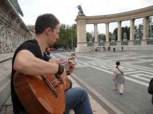 Guide de Budapest gratuit : en train de jouer de la guitare Place des Héros, Budapest